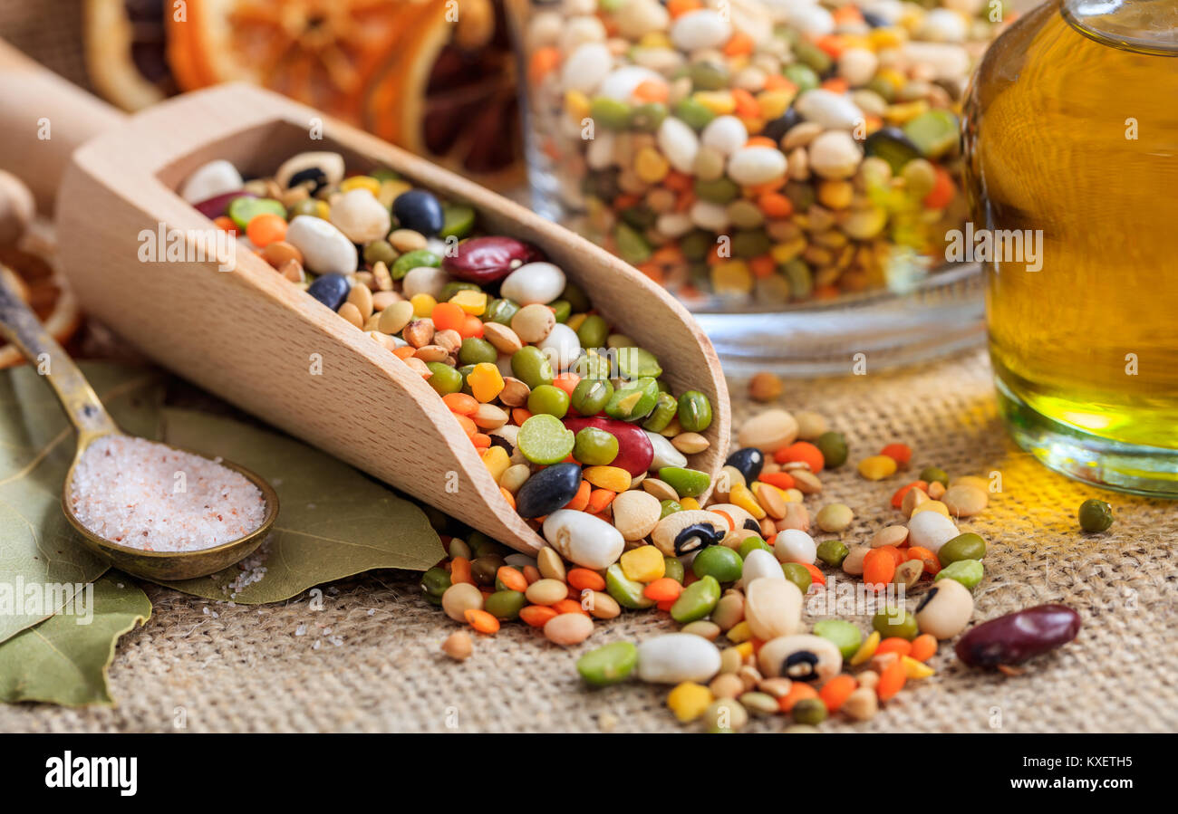 Holz- Schaufel und gemischte Hülsenfrüchte Stockfoto