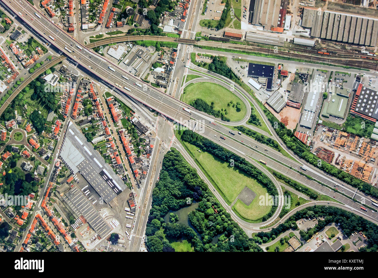 Luftaufnahme über ribbon Gebäude und Autobahn Interchange/Autobahnkreuz mit dem Schlupf der Zufahrtsstraßen zu Industrial Estate Stockfoto