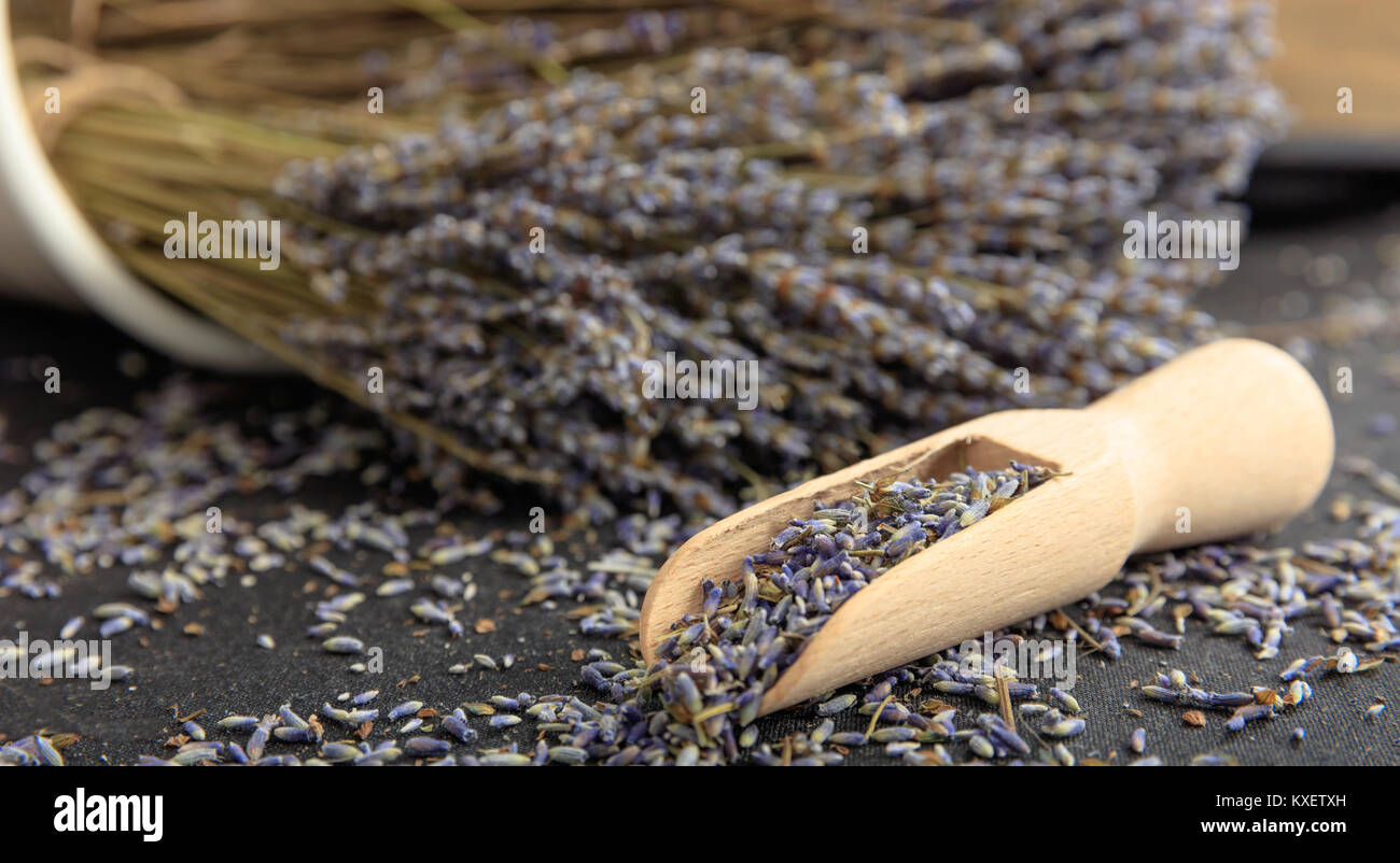 Lavendel Bündel und hölzerne Schaufel auf schwarzen Hintergrund getrocknet Stockfoto