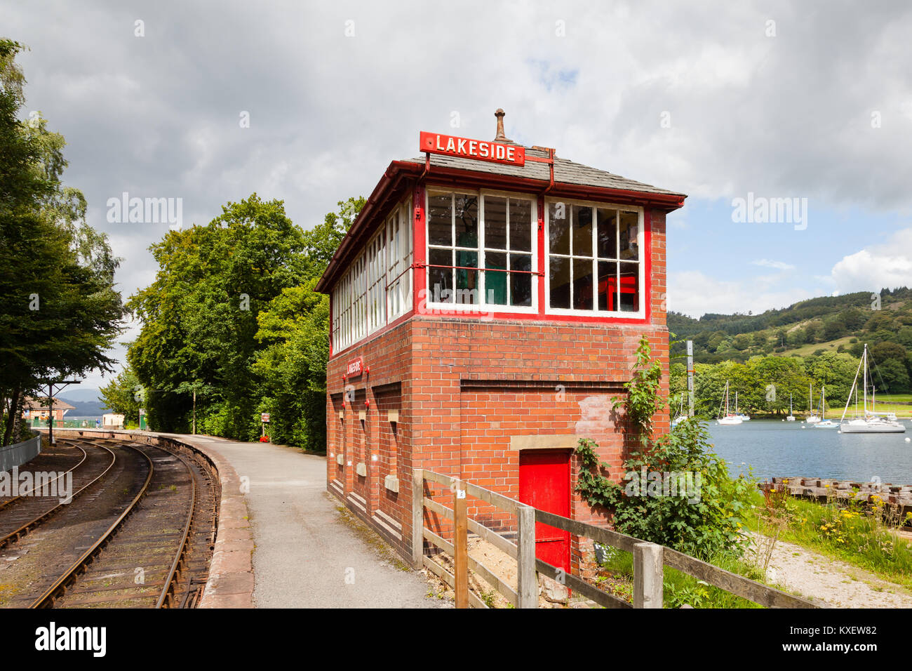 Die Eisenbahn Stellwerk Lakeside am Bahnhof an der Lakeside und Haverthwaite Eisenbahn in Cumbria, Nordengland. Stockfoto