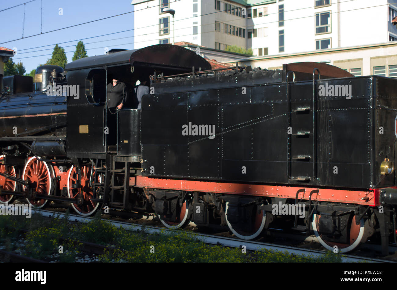 Dampflok mit Tender in einem Bahnhof Stockfoto