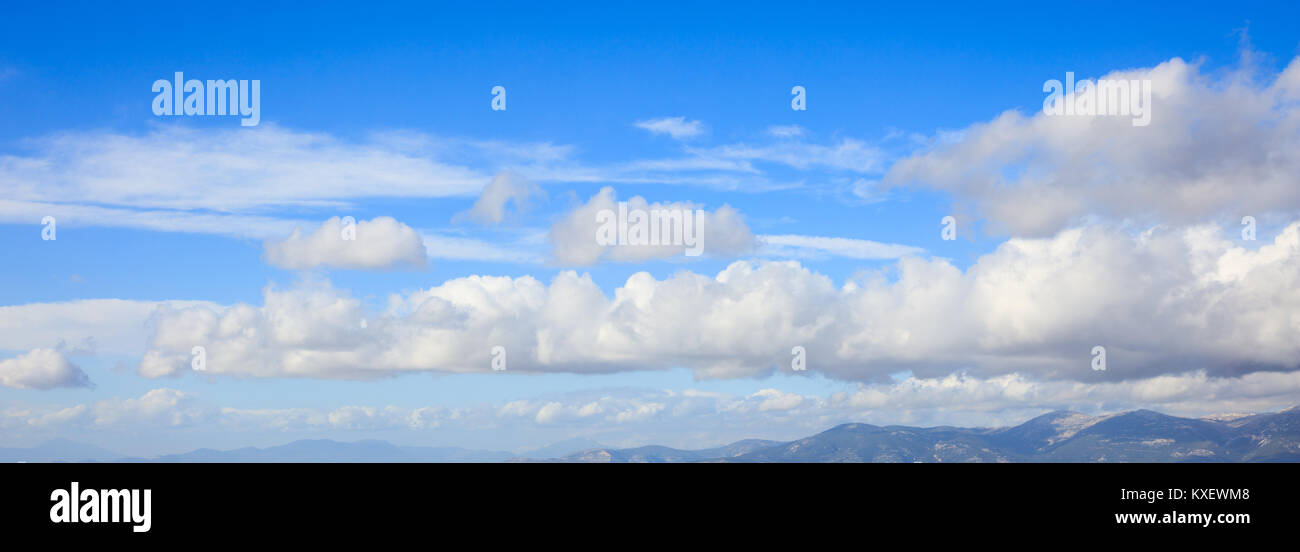 Berg holt und vereinzelte Wolken am blauen Himmel Hintergrund, Banner Stockfoto