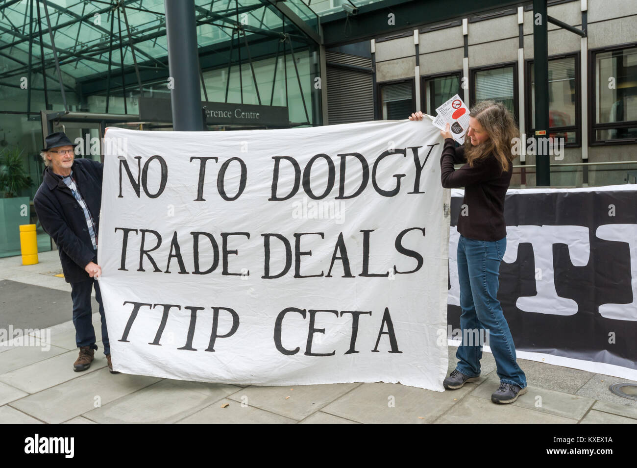 Die Demonstranten halten ein Banner "Nein zum Dodgy Handelsvereinbarungen TTIP CETA "Außerhalb der Abteilung fo Busines Innovationen & Fähigkeiten. . Über 3 Millionen haben eine Petition gegen die geheime Handelsabkommen Unternehmensgewinne Vorrang vor demokratischen Entscheidungen der Regierung geben würde. Stockfoto