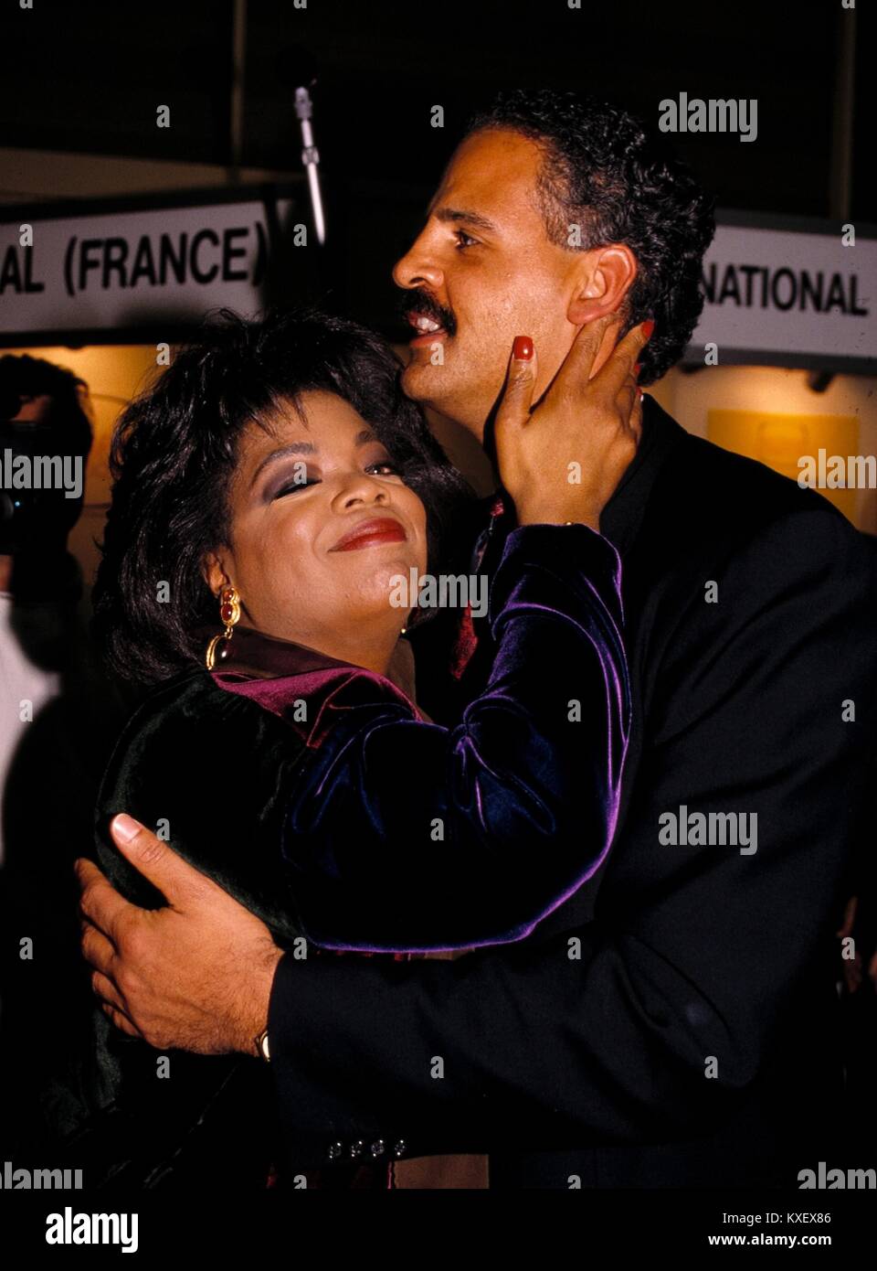 RTMcbride/MedaPunch Oprah Winfrey und ihr Freund STEADMAN GRAHAM 1991 N.A.T.P.E. TV CONVENTION NEW YORK CITY CREDIT ALLE ANWENDUNGEN Stockfoto