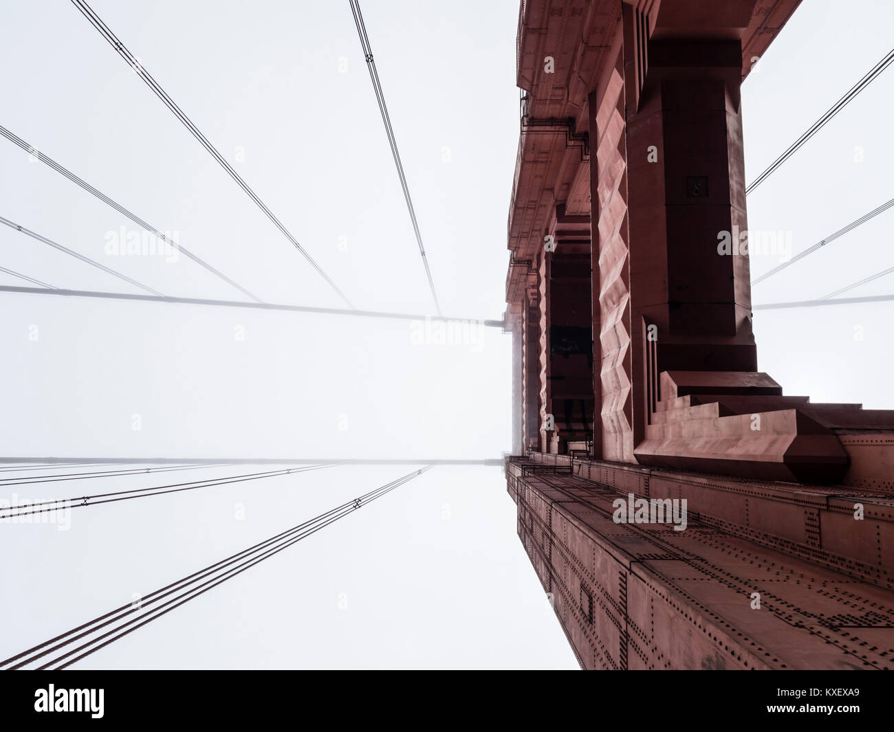 Ein Pfeiler der Golden Gate Bridge in San Francisco, Kalifornien (USA) ist disappering im Nebel von der Bay Area. Stockfoto