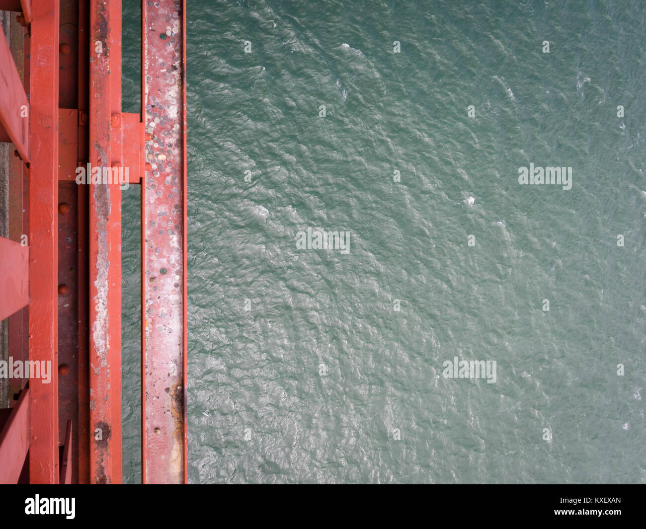 Vertikal von der Golden Gate Bridge in San Francisco, Kalifornien (USA), die in die Gewässer der Bucht Blick hinunter. Stockfoto