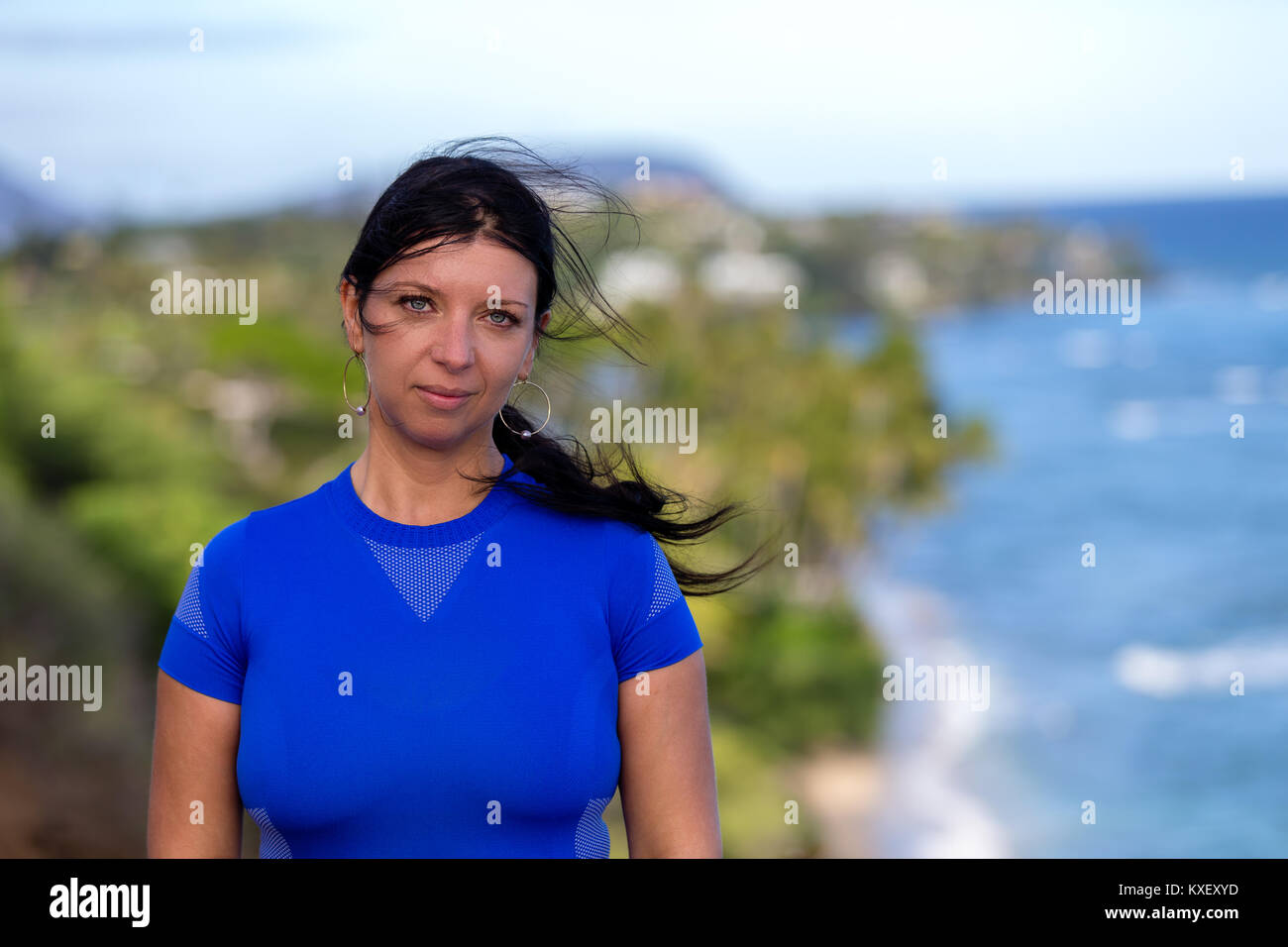 Nachdenkliche junge Frau steht auf Diamond Head Vulkan in Oahu, Hawaii mit Blick auf die Kamera mit einem nachdenklichen Ausdruck Stockfoto