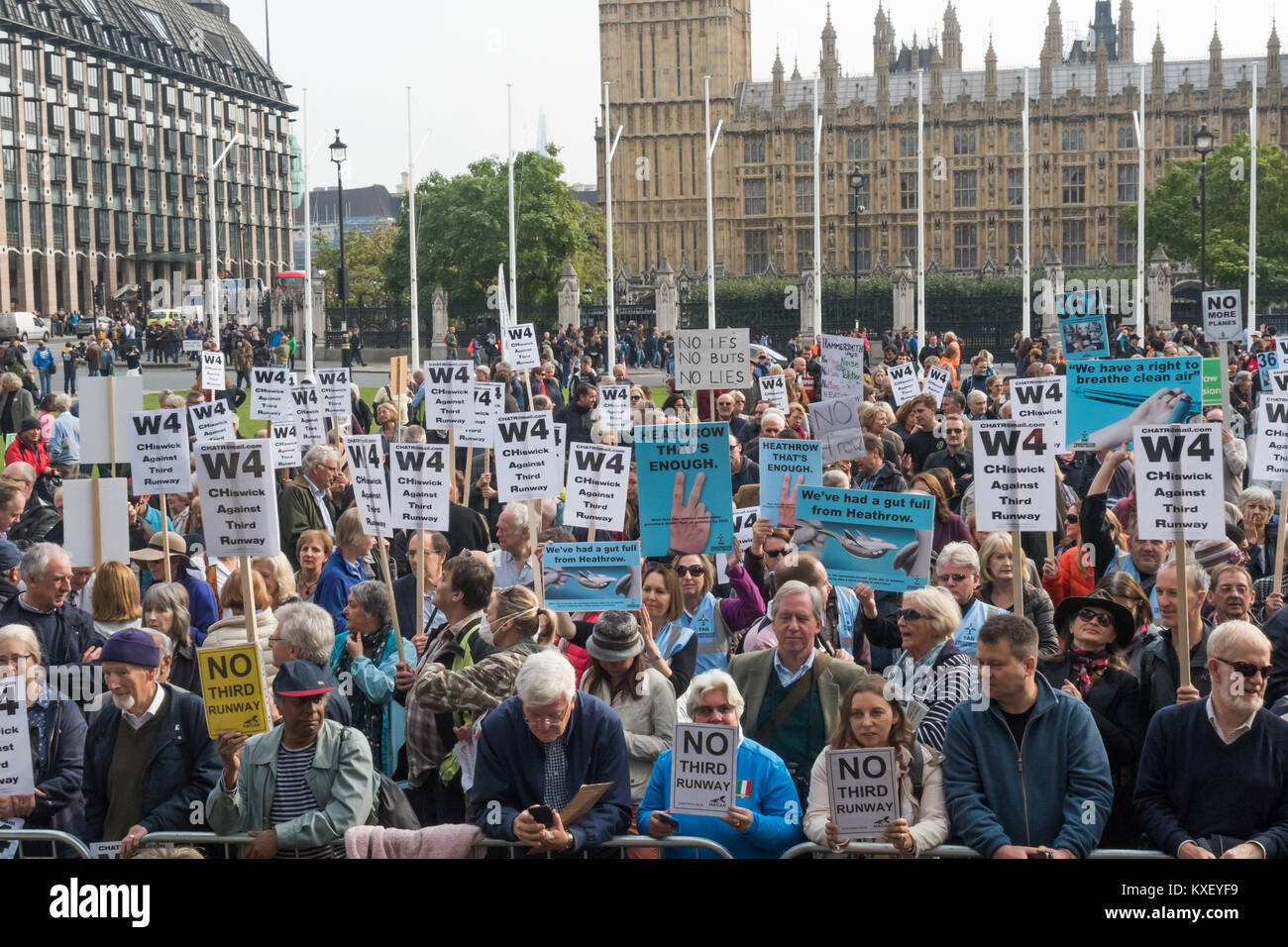 Parliament Square war Anfang relativ vollständige für die Kundgebung gegen einen dritten Start- und Landebahn am Flughafen Heathrow und die Erweiterung des Flughafens zu schauen. Stockfoto