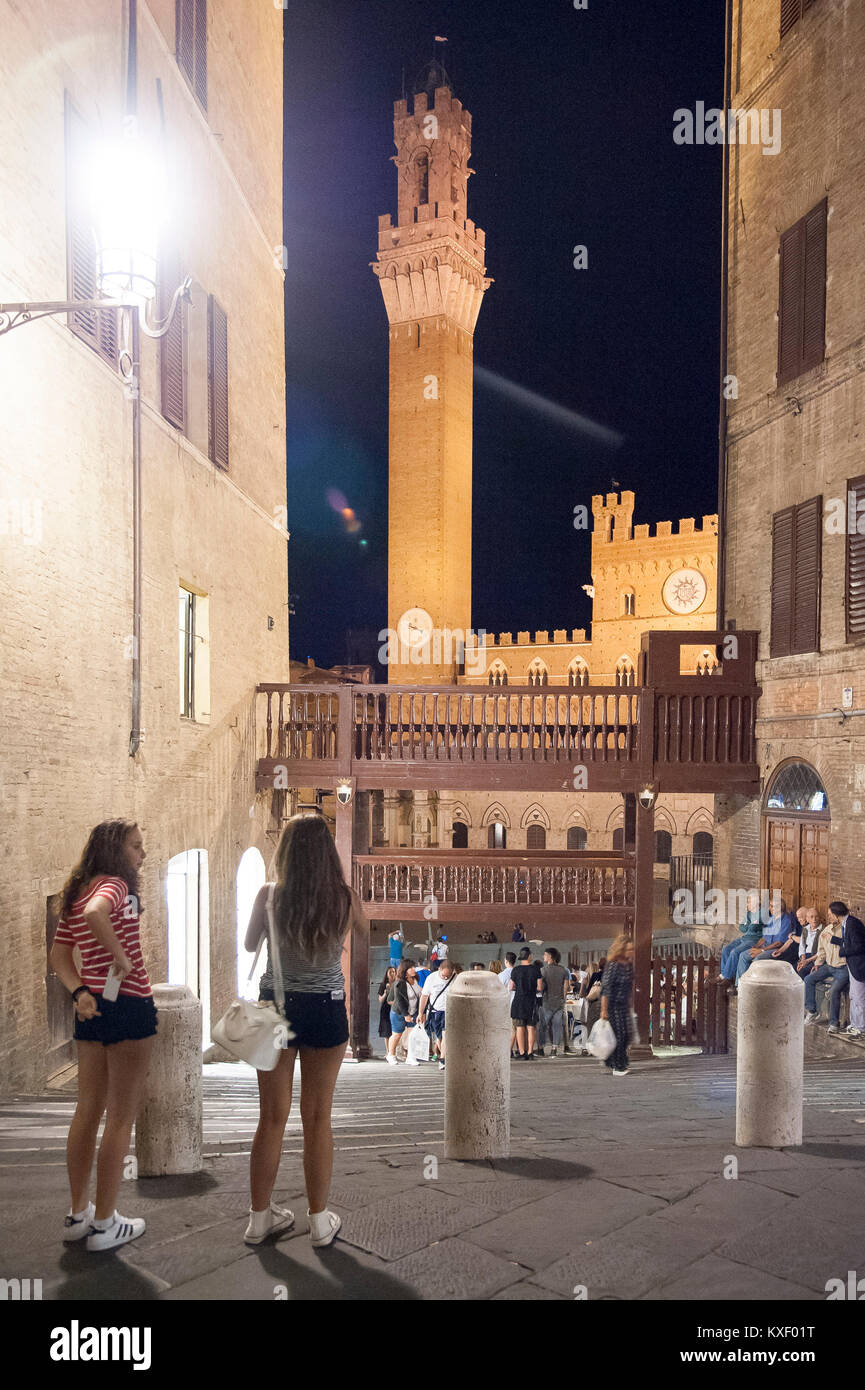 Tribüne vorbereitet für den Palio und gotischen Palazzo Pubblico (Rathaus) mit Torre del Mangia (Kirchturm) auf der Piazza del Campo im historischen Zentrum von Siena Stockfoto