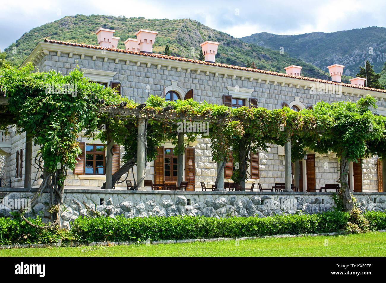 Villa Milocer, einem der schönsten Ferienorte der Riviera von Budva durch den schattigen Park umgeben, Sveti Stefan, Montenegro Stockfoto