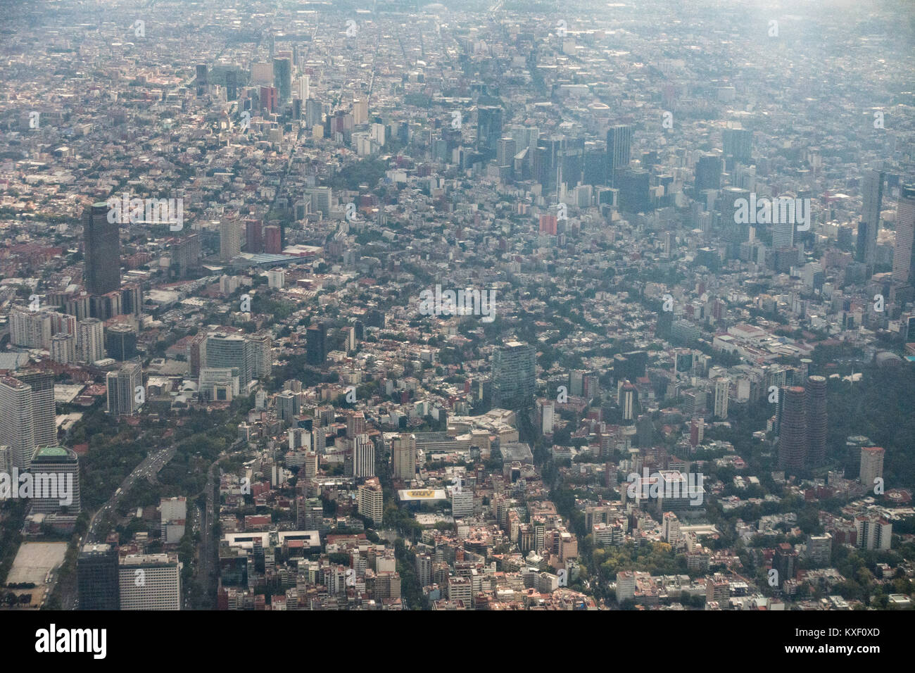 Luftbild zeigt den Dunst der Verschmutzung über die Wolkenkratzer entlang des Paseo de la Reforma vom Chapultepec Park Oktober 25, 2017 in der Innenstadt von Mexico City, Mexiko. Mexiko City ist die Hauptstadt von Mexiko und und die bevölkerungsreichste Stadt in Nordamerika. Stockfoto