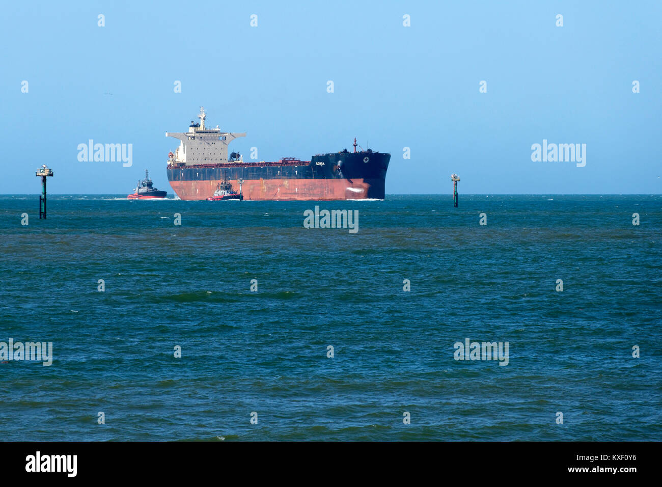 Eisenerz carrier Sonia Hafen Eingabe unter Tug Boat escort, Port Hedland, Western Australia Stockfoto