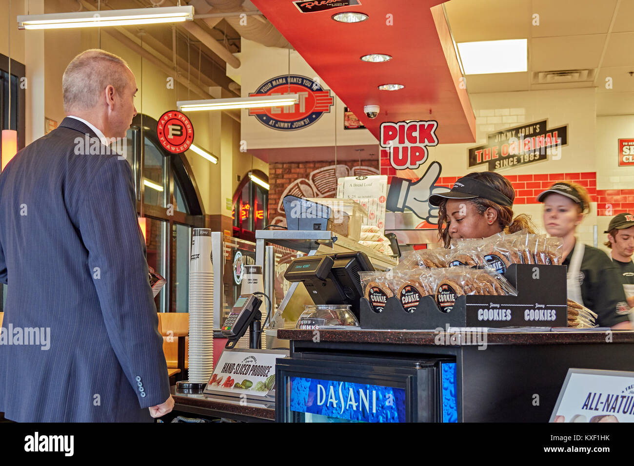 Der Innenraum um Zähler mit einer einzelnen Reifen männlichen Kunden platzieren eines fast food Um bei Jimmy John's Restaurant in Montgomery Alabama, USA. Stockfoto
