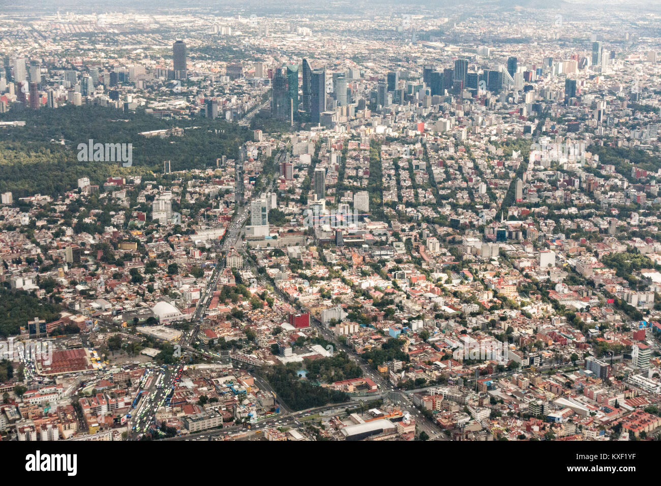 Luftbild zeigt den Dunst der Verschmutzung über die Wolkenkratzer entlang des Paseo de la Reforma 25. Oktober 2017 in der Innenstadt von Mexico City, Mexiko. Mexiko City ist die Hauptstadt von Mexiko und und die bevölkerungsreichste Stadt in Nordamerika. Stockfoto
