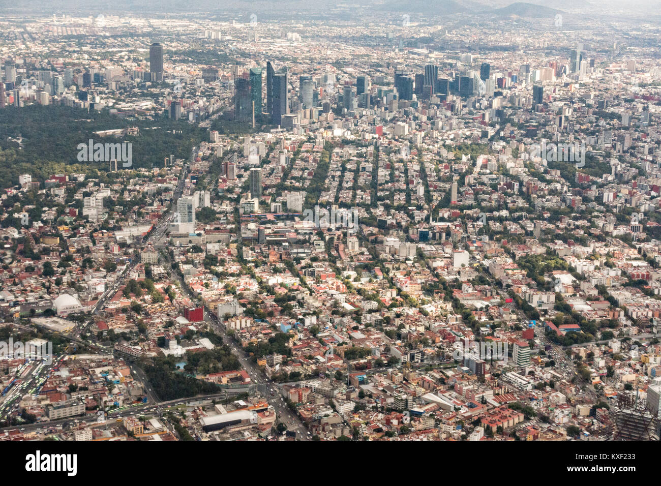 Luftbild zeigt den Dunst der Verschmutzung über die Wolkenkratzer entlang des Paseo de la Reforma 25. Oktober 2017 in der Innenstadt von Mexico City, Mexiko. Mexiko City ist die Hauptstadt von Mexiko und und die bevölkerungsreichste Stadt in Nordamerika. Stockfoto