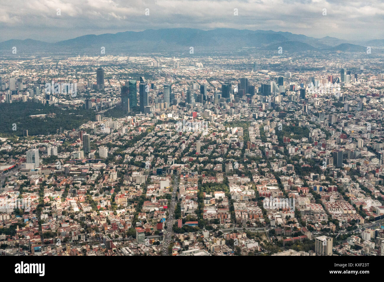 Luftbild zeigt den Dunst der Verschmutzung über die Wolkenkratzer entlang des Paseo de la Reforma 25. Oktober 2017 in der Innenstadt von Mexico City, Mexiko. Mexiko City ist die Hauptstadt von Mexiko und und die bevölkerungsreichste Stadt in Nordamerika. Stockfoto