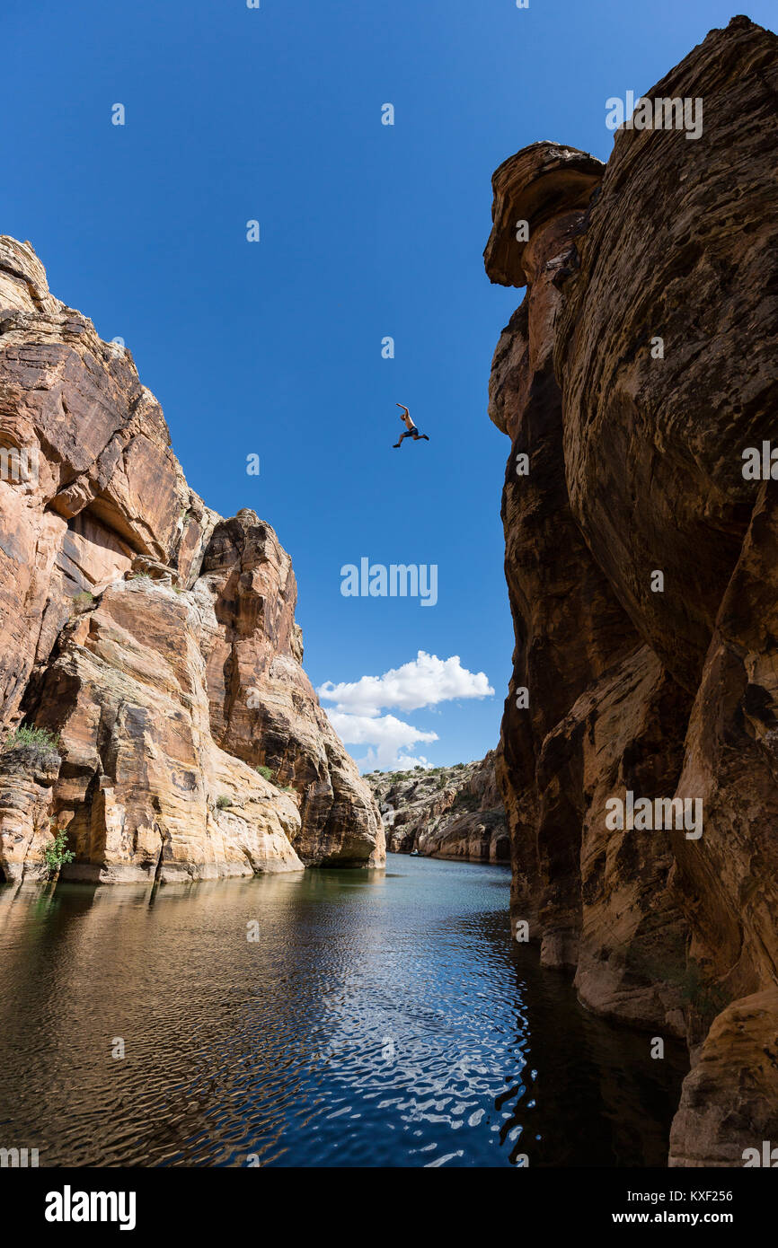 Ein Mann springt aus der oberen von Bear Claw-a Deep Water Solo Klettern in Clear Creek, Arizona. Dieser 85 Fuß Klippe springen ist nicht für das schwache des Herzens! Stockfoto