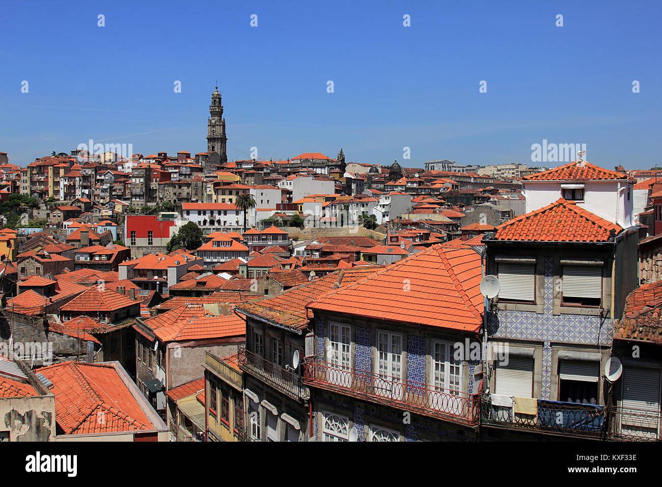 Schöne Fassaden und Dächer der Häuser in Porto, Portugal, und der Glockenturm Torre dos Clerigos Stockfoto