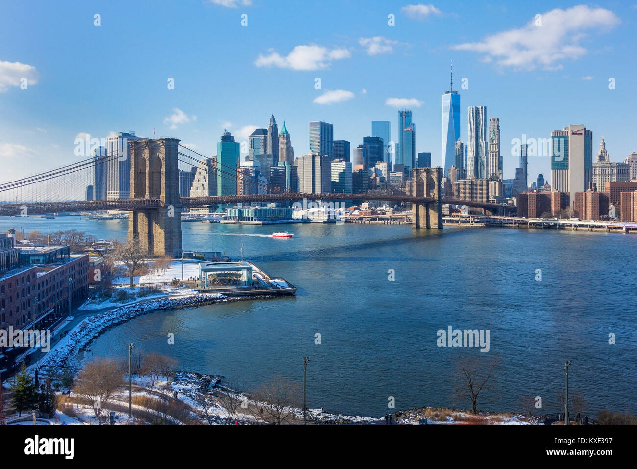 Die Brooklyn Bridge und Lower Manhattan Skyline von der Brooklyn Seite des East River im Winter gesehen Stockfoto