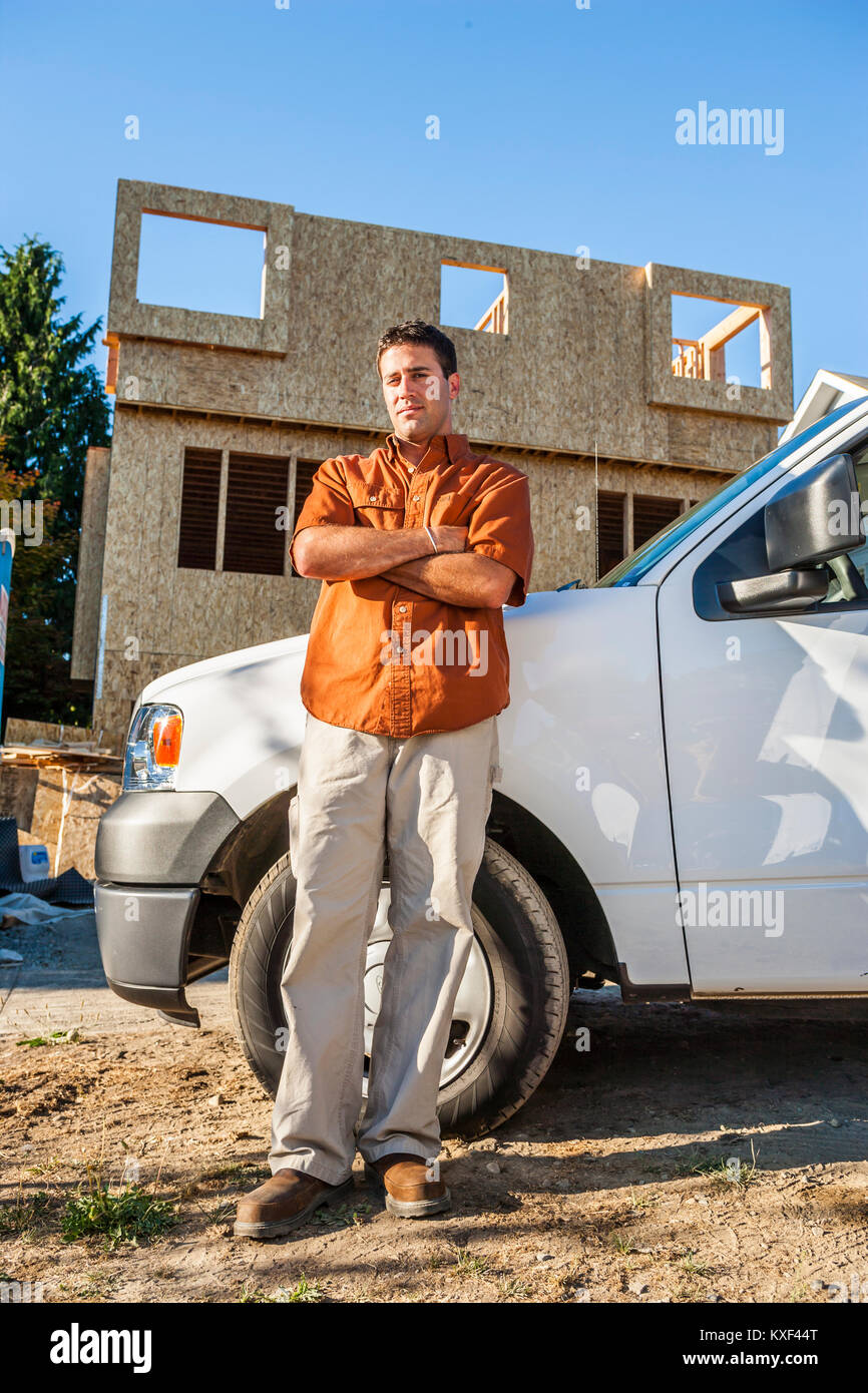 Ein Auftragnehmer für ein Portrait auf einer privaten Baustelle ausgehen. Stockfoto