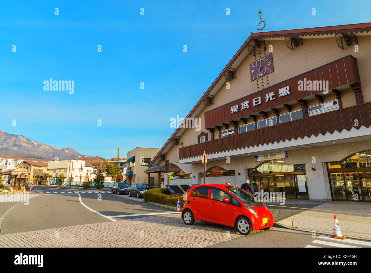 NIKKO, Japan - 17. NOVEMBER 2015: Tobu - Nikko Station von tobu Railway betrieben durch alle "Lokalen" "rasch" und die Dienstleistungen "rasch" aus der Asa serviert. Stockfoto