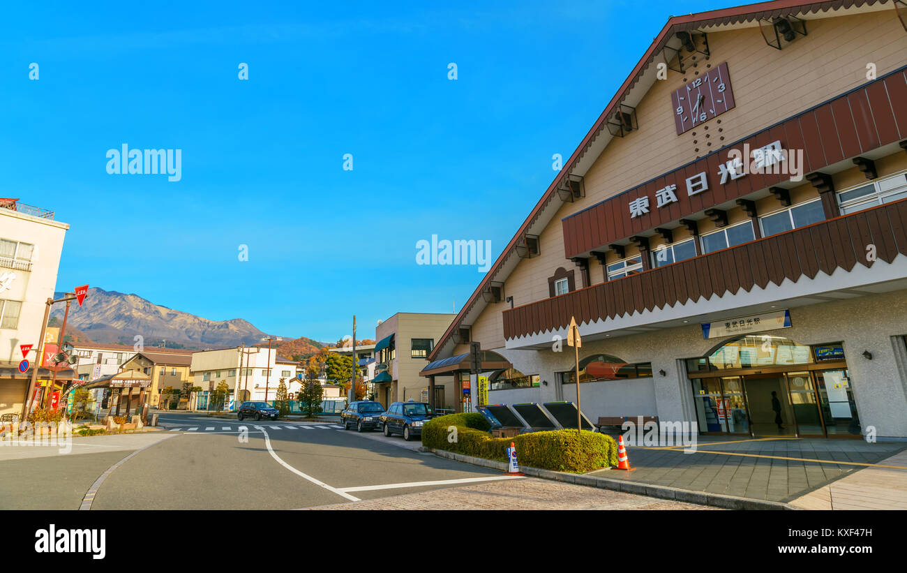 NIKKO, Japan - 17. NOVEMBER 2015: Tobu - Nikko Station von tobu Railway betrieben durch alle "Lokalen" "rasch" und die Dienstleistungen "rasch" aus der Asa serviert. Stockfoto