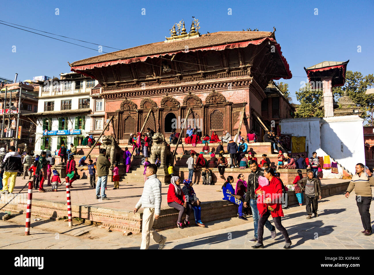 Gemächlich Nepalesen Aalen in der Mittagssonne in Kathmandu Durbar Square Stockfoto
