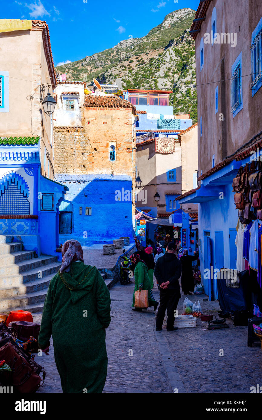 Chefchaouen, Marokko - 8. Dezember: Lokale Frauen zu Fuß auf der Straße in der Altstadt von Fes. Dezember 2016 Stockfoto