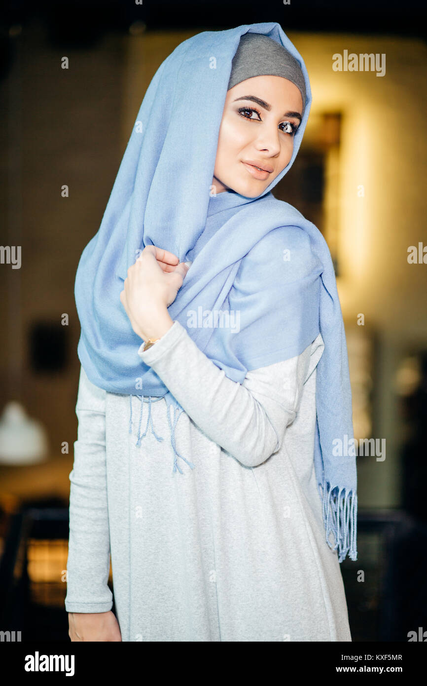 Porträt einer wunderschönen arabischen Frau, tragen, Hijab, muslimische  Frau mit Kopftuch Stockfotografie - Alamy