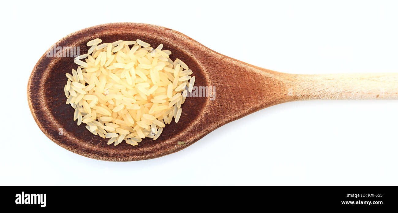 Raw parboiled Reis in einem Kochlöffel auf weißem Hintergrund Stockfoto
