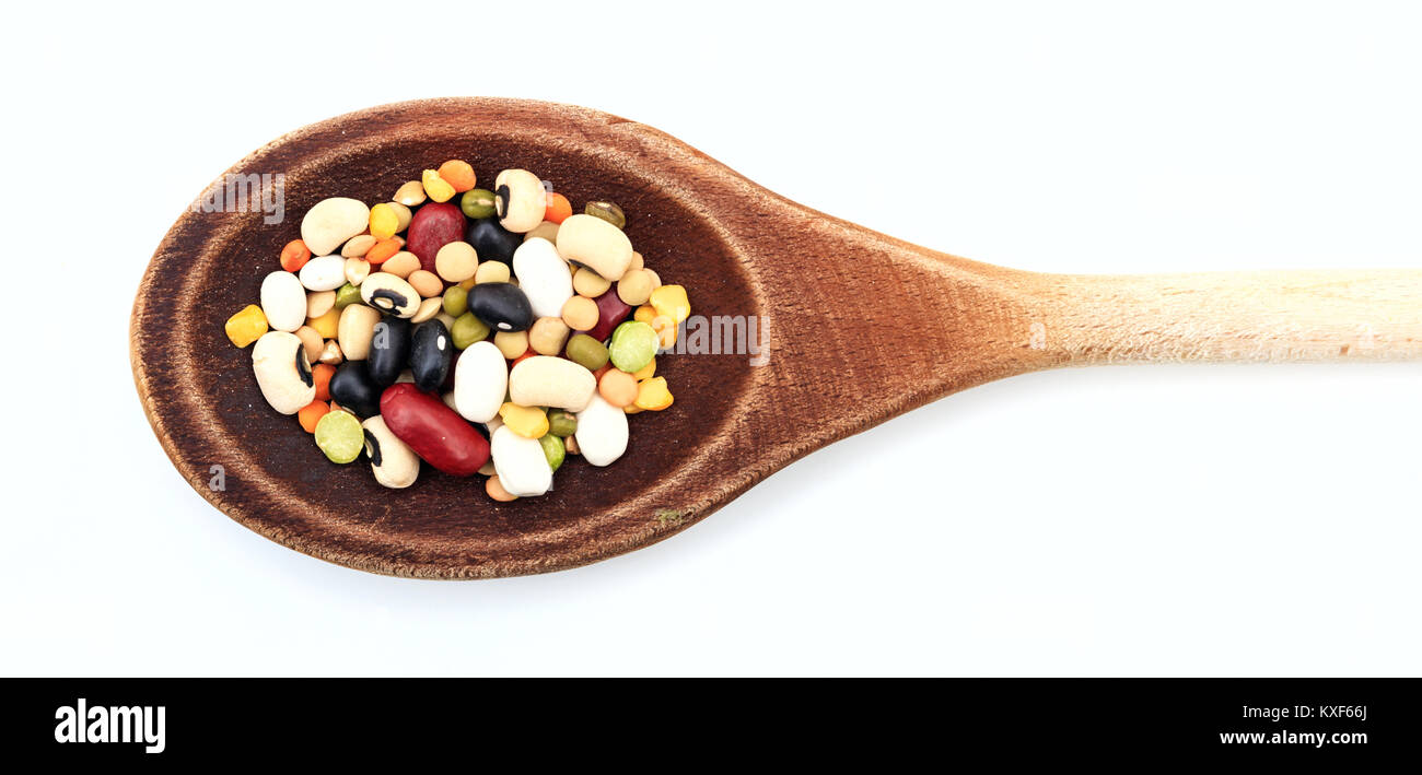 Gemischte Hülsenfrüchte in einem Kochlöffel auf weißem Hintergrund Stockfoto
