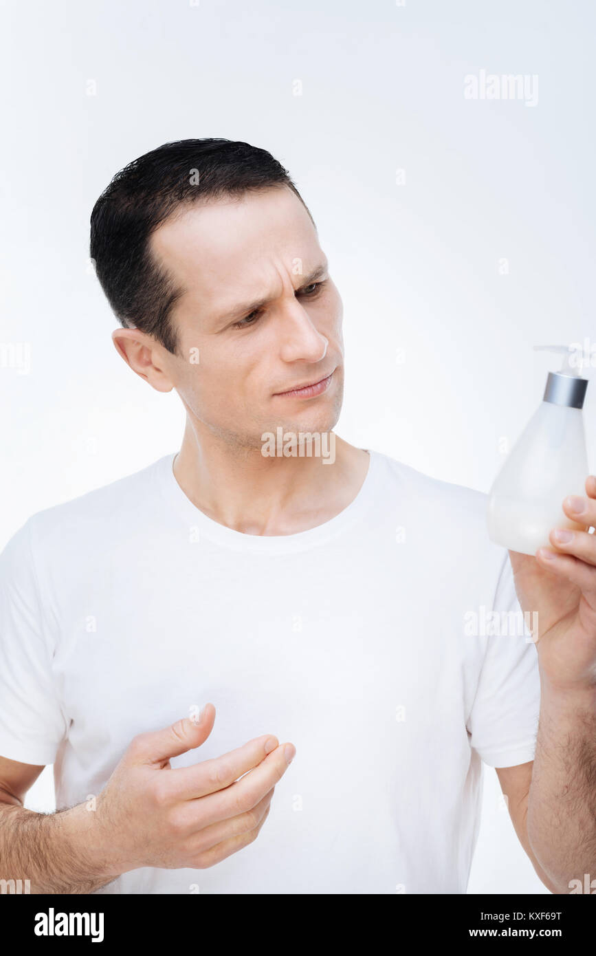 Angenehme schöne Mann mit Seife Stockfoto