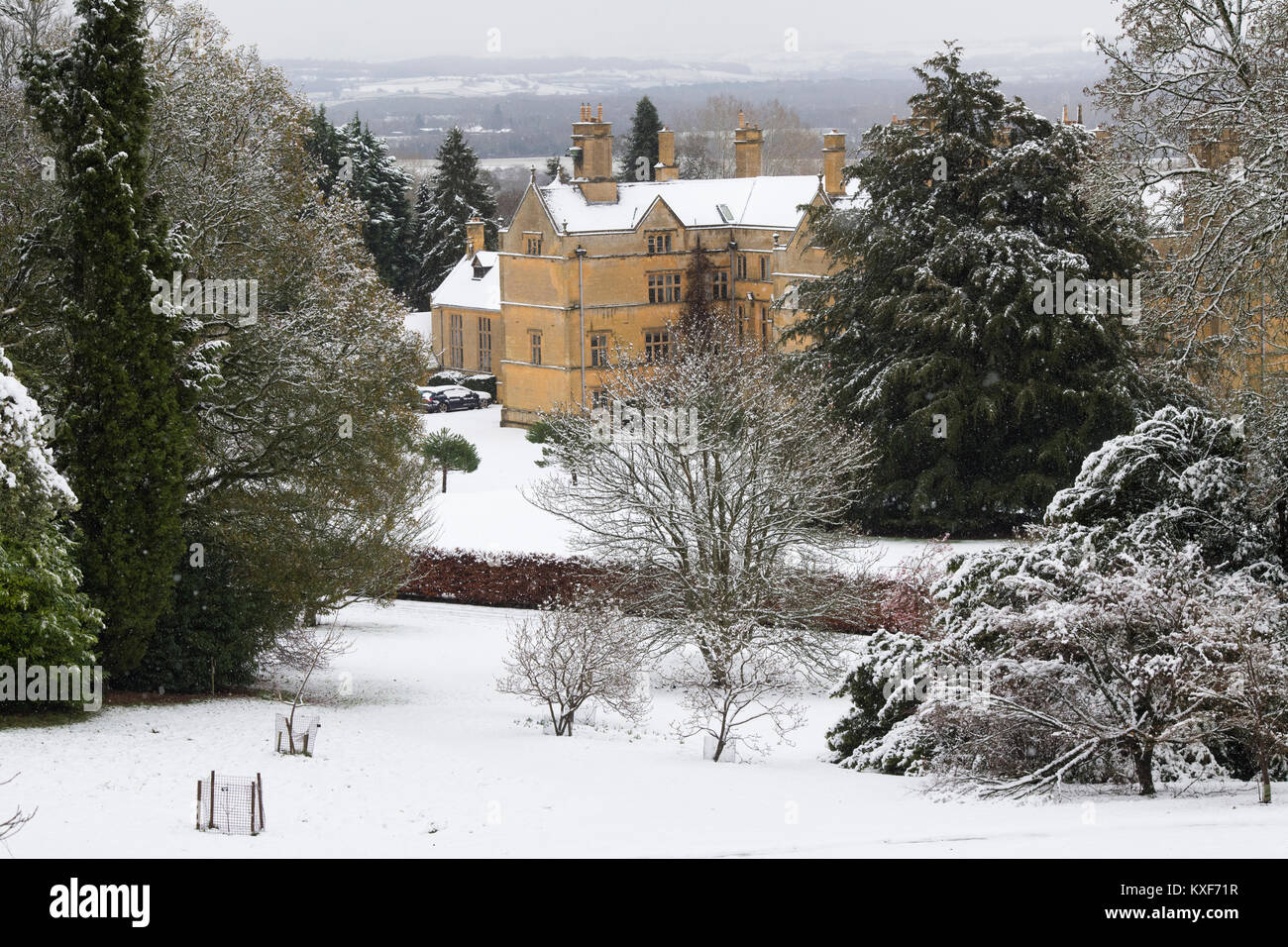 Batsford Haus im Schnee im Dezember bei Batsford Arboretum, Cotswolds, Moreton-in-Marsh, Gloucestershire, England Stockfoto