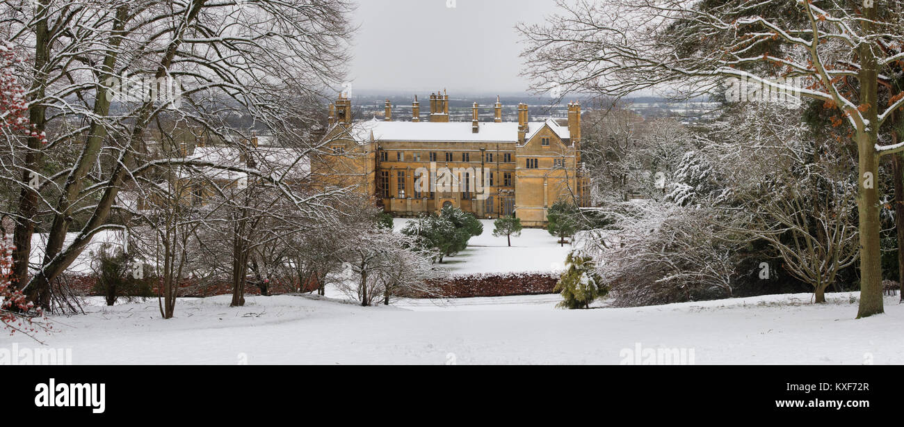 Batsford Haus im Schnee im Dezember bei Batsford Arboretum, Cotswolds, Moreton-in-Marsh, Gloucestershire, England. Panoramablick Stockfoto