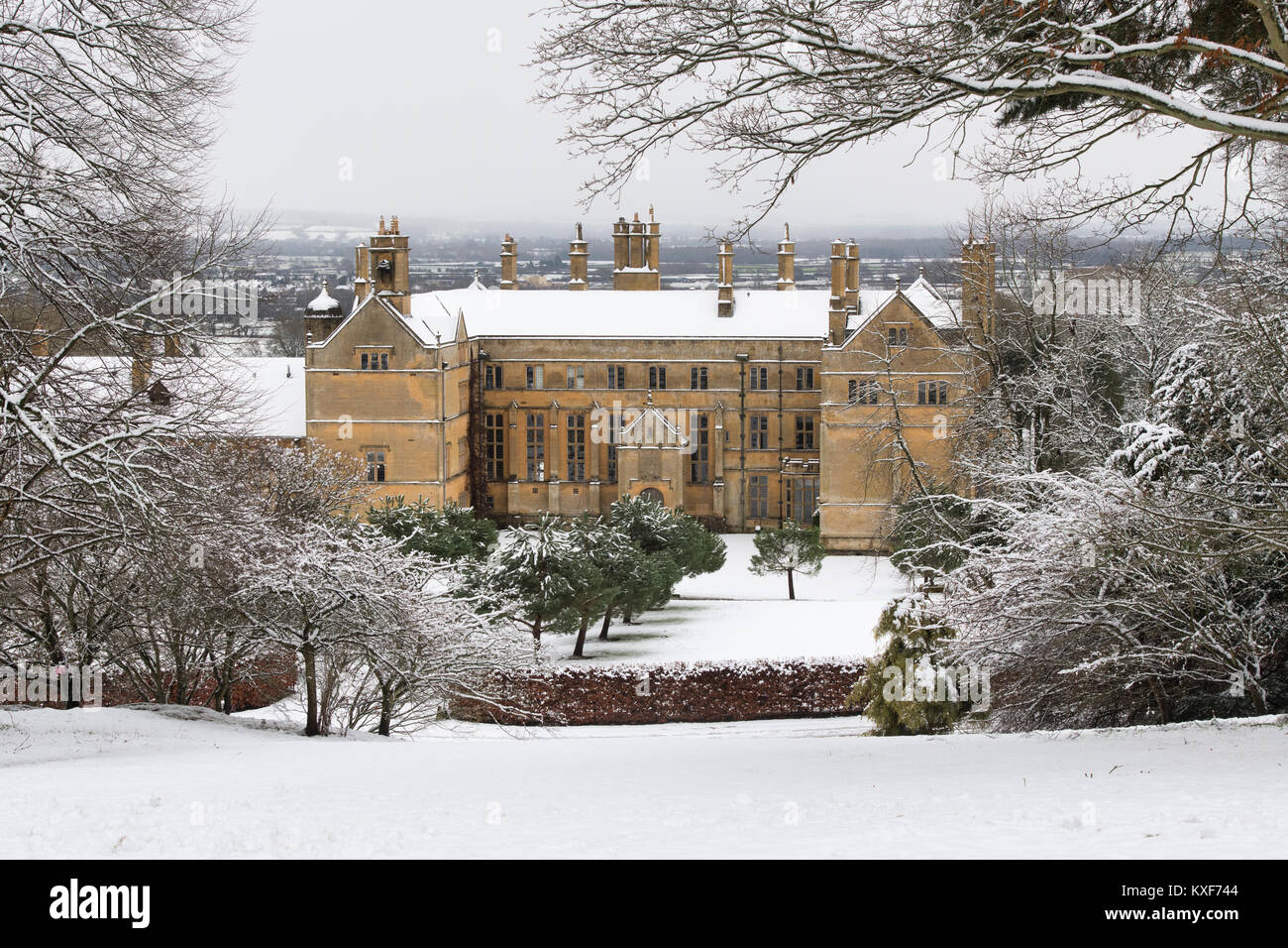 Batsford Haus im Schnee im Dezember bei Batsford Arboretum, Cotswolds, Moreton-in-Marsh, Gloucestershire, England Stockfoto