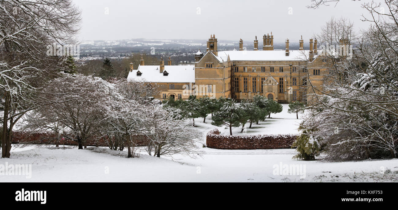 Batsford Haus im Schnee im Dezember bei Batsford Arboretum, Cotswolds, Moreton-in-Marsh, Gloucestershire, England. Panoramablick Stockfoto