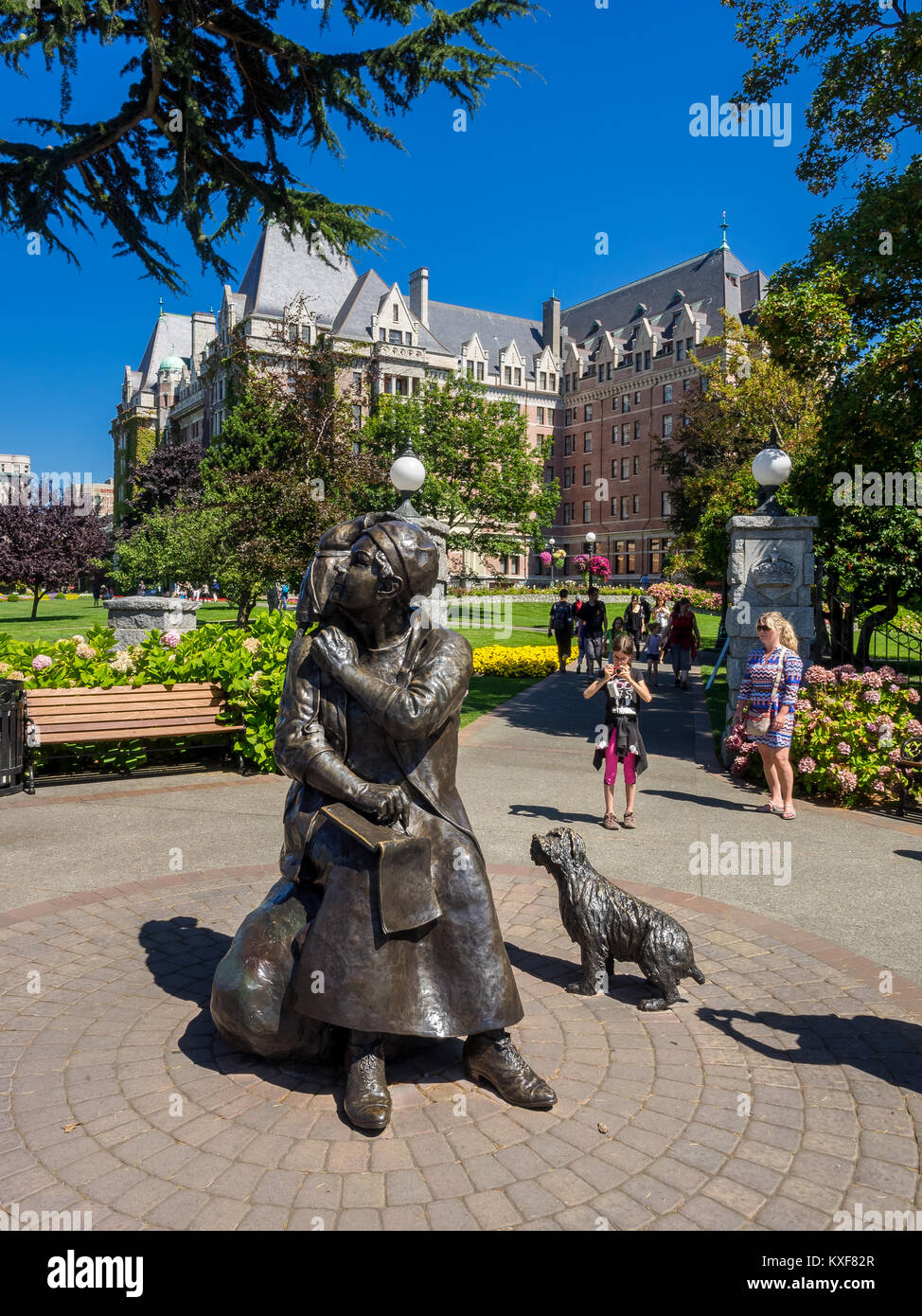 Diese Bronzestatue ehrt die renommierte Kanadische Künstlerin Emily Carr, dass Victoria's berühmten Bürger in ihrer Heimatstadt gedacht ist. Stockfoto