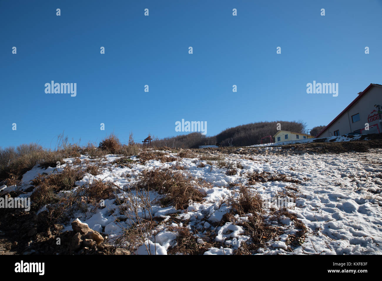 Chania von Skigebiet Pilion mit ein wenig Schnee an einem sonnigen Tag Stockfoto
