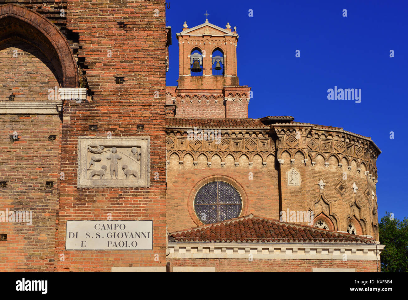 Detail der Heiligen Johannes und Paul gotische Kirche in Venedig mit alten Straße Zeichen des alten Platzes Stockfoto