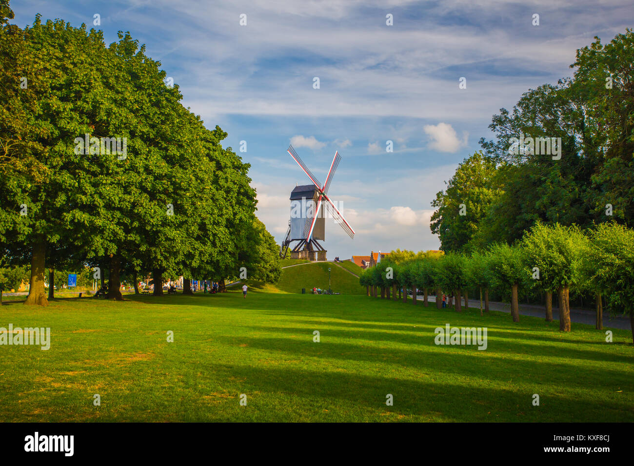 Brügge Stadtbild an einem Sommertag. Windmühle in Brugge, Belgien. Stockfoto