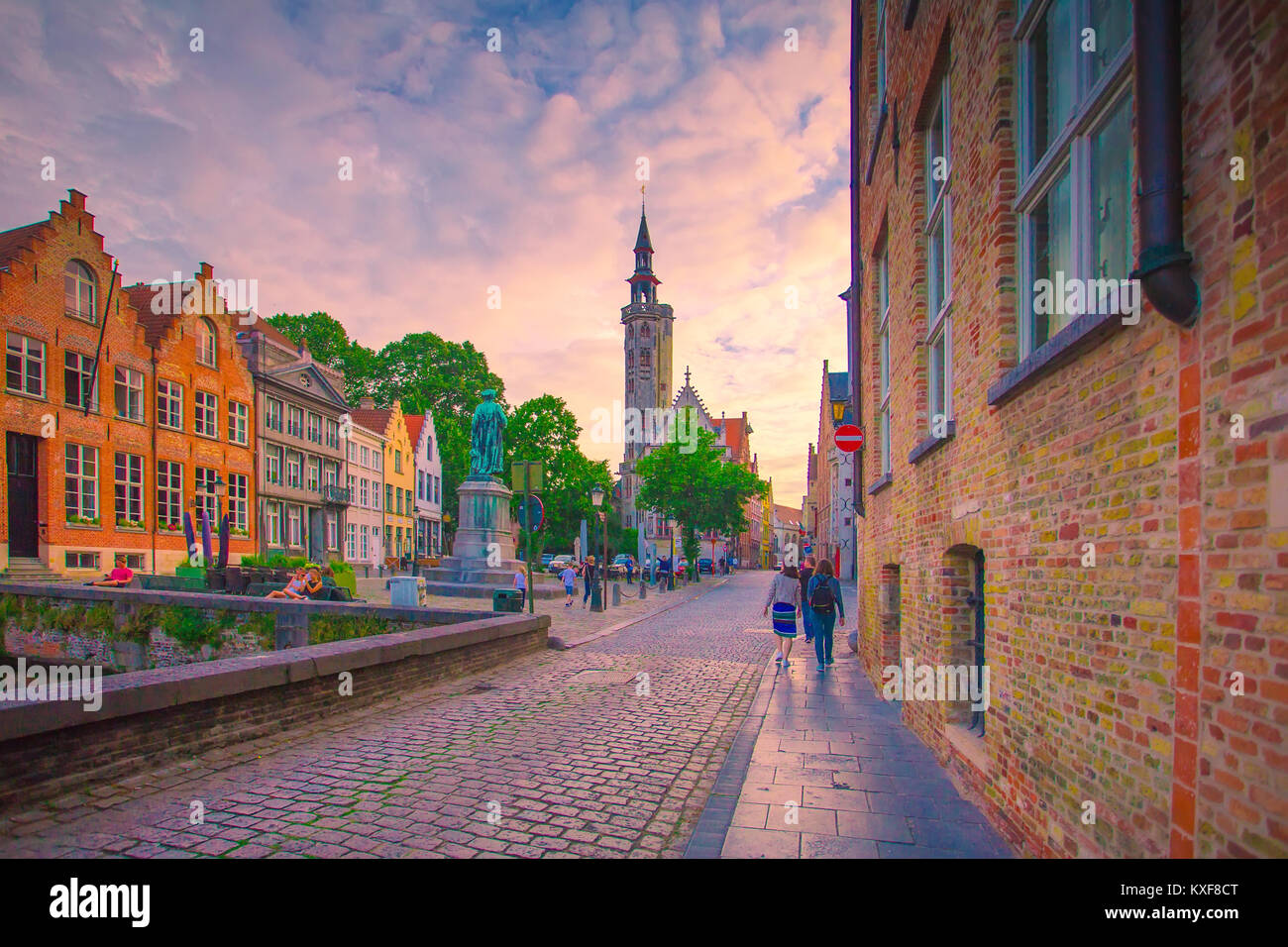 Brugge Sonnenuntergang Stadtbild, Belgien. Einen atemberaubenden Blick auf die Straße von Brügge Zentrum. Stockfoto
