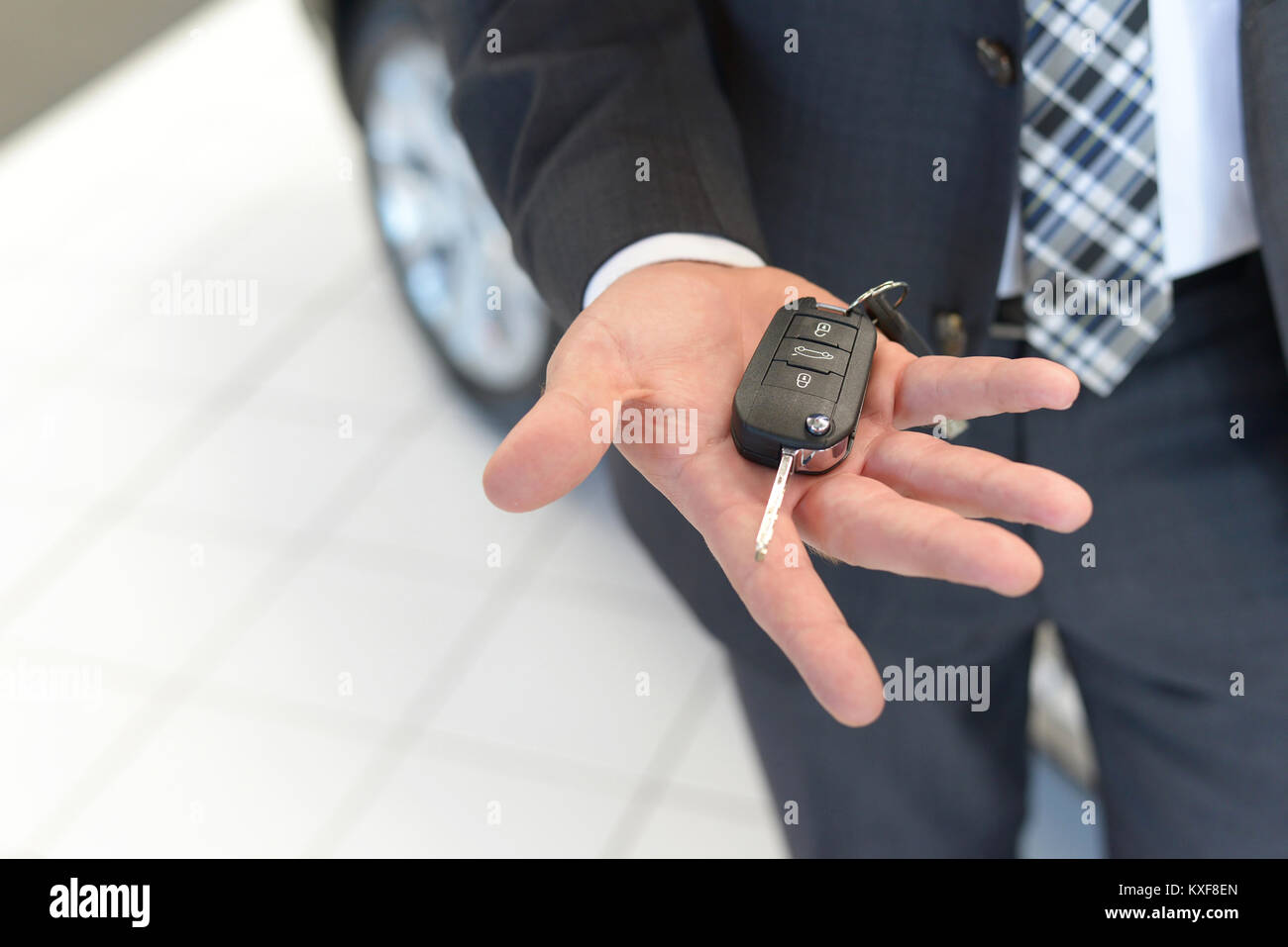 Kunden im Autohaus hält die Auto-Taste der neu erworbenen Auto in seiner Hand. Stockfoto