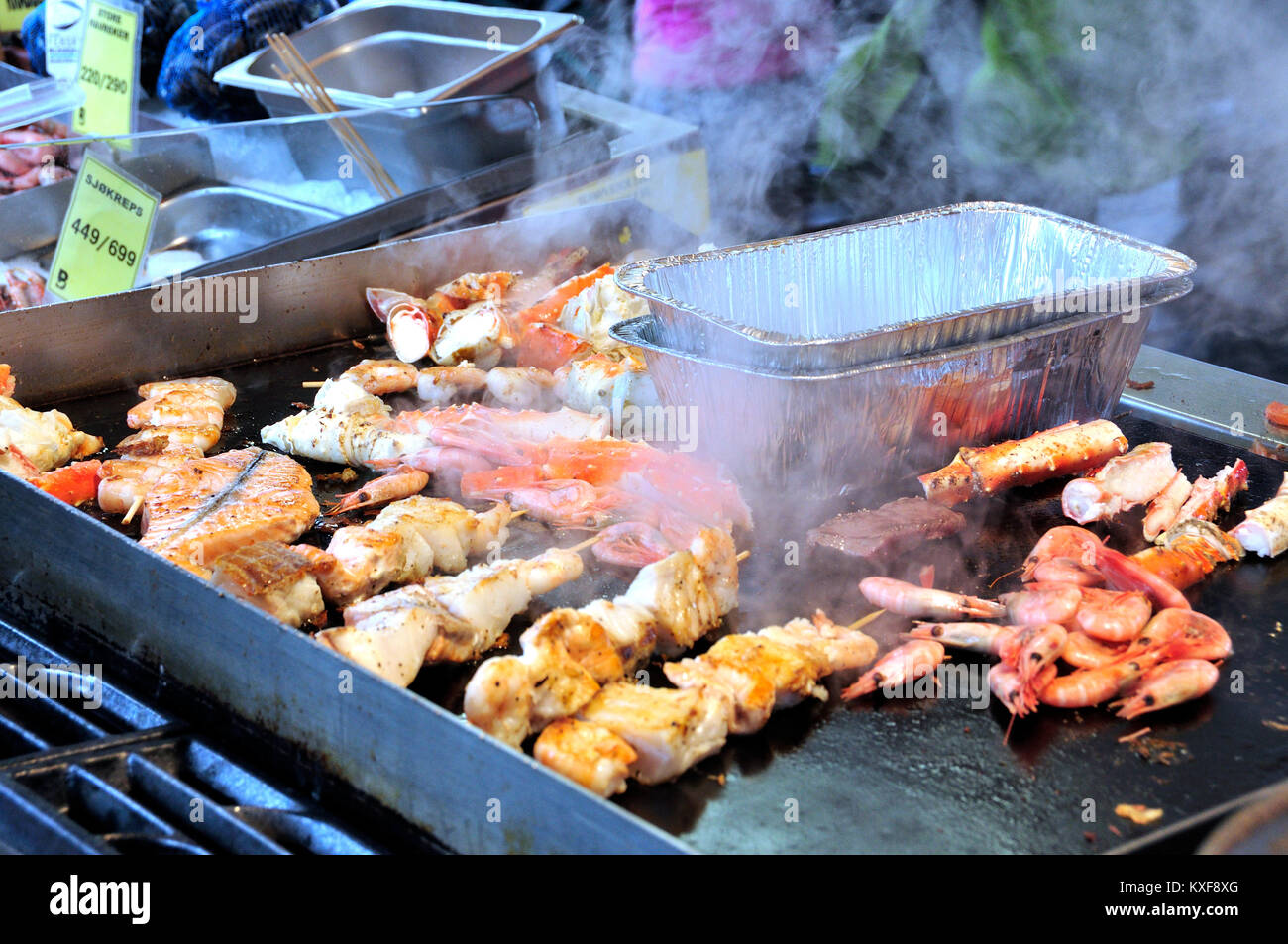 Typische Gerichte aus der Fischmarkt Restaurants in Bergen, Norwegen Stockfoto