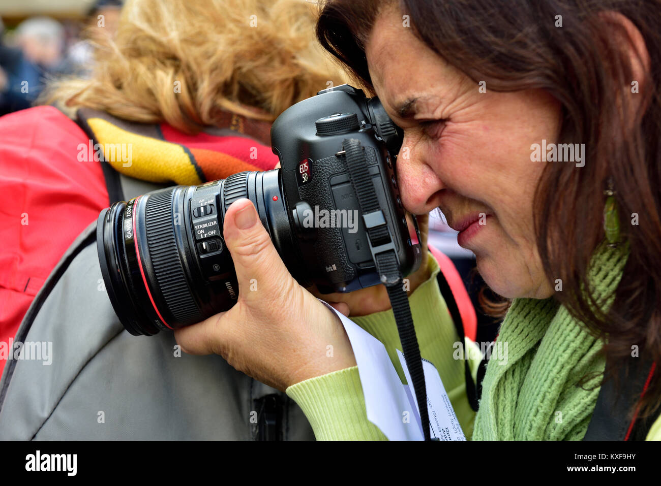 Porträt der Fotografin mit großen DSLR-Kamera beim Fotografieren Stockfoto