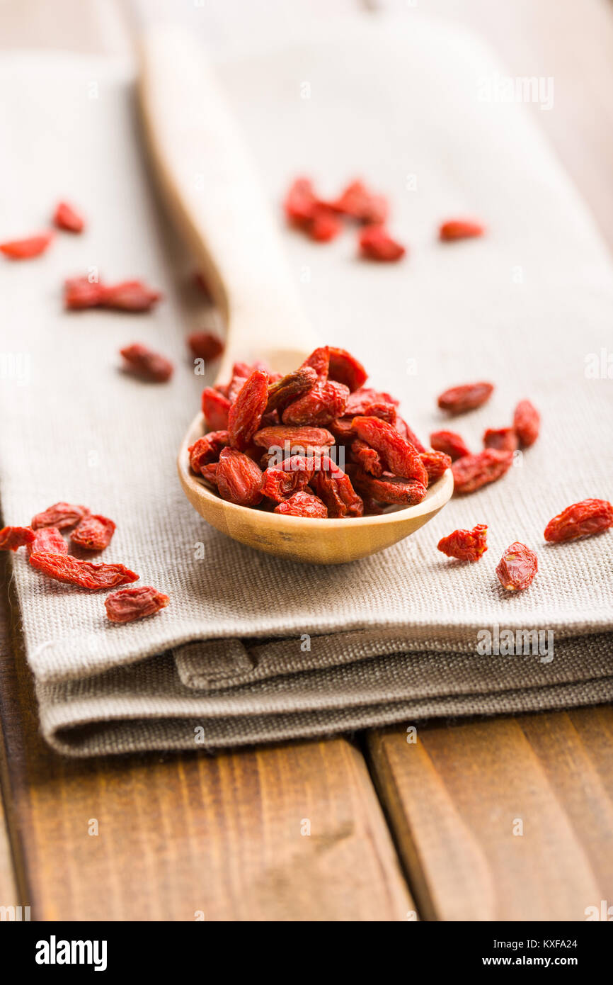 Getrocknete Goji Beeren in Löffel aus Holz. Stockfoto