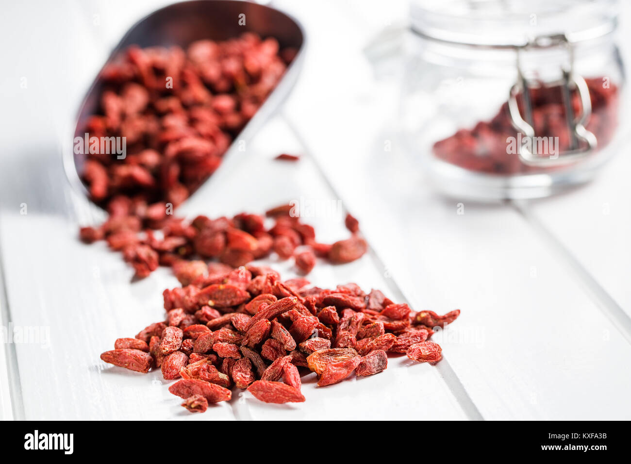 Getrocknete Goji Beeren auf weißer Tisch. Stockfoto