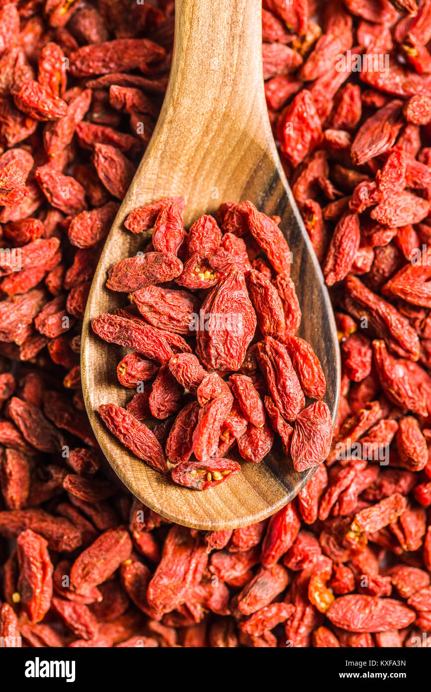 Getrocknete Goji Beeren in Löffel aus Holz. Stockfoto