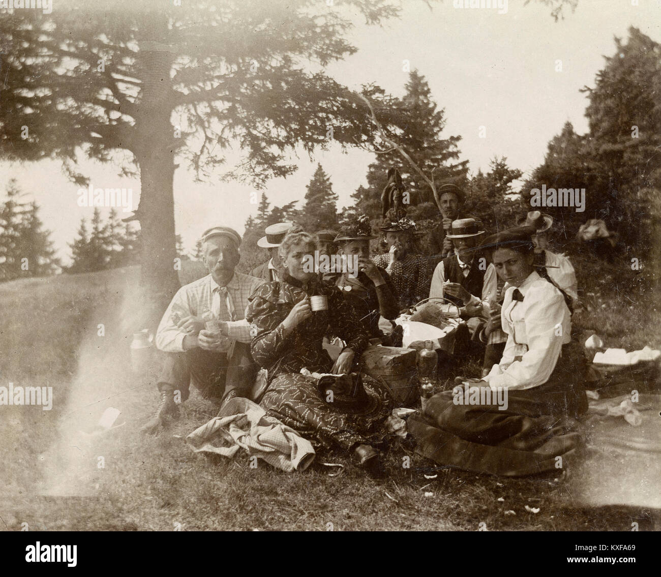 Antike ca. 1905 Foto, Familie Picknicken. Die Lage ist in oder in der Nähe von riggsville (jetzt Robinhood), Maine in der Sagadahoc County, USA. Stockfoto