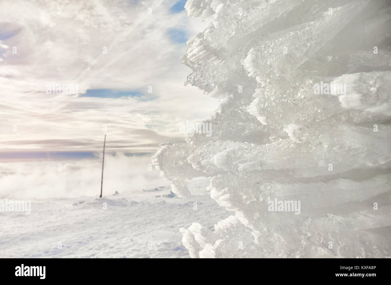 Natürliche Eisbildung im Winter Hintergrund, selektive konzentrieren. Stockfoto