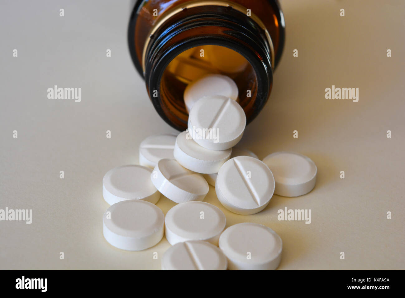 Gesundheitswesen und Medizin. Generische weißen Tische sich aus einer Pille Flasche. Stockfoto